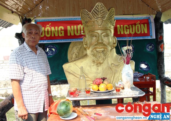 Nghệ nhân Nguyễn Trọng Hà bên bức tượng vua Hùng Vương
