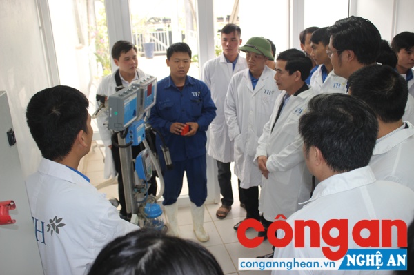 Đại biểu tham dự tham quan khu Nông nghiệp công nghệ cao và trang trại TH True Milk tại huyện Nghĩa Đàn