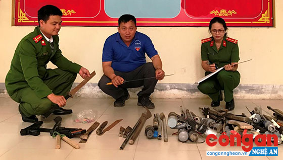 Công an huyện Anh Sơn kiểm tra vũ khí, vật liệu nổ, công cụ hỗ trợ