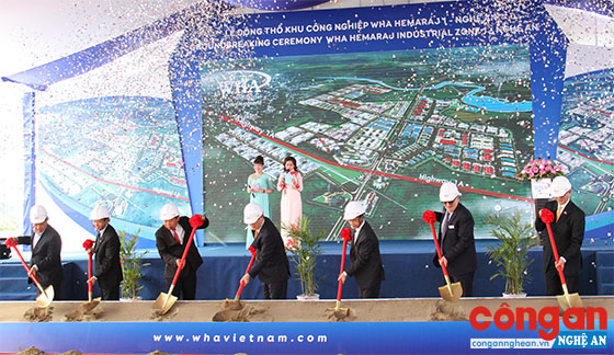 Phó Thủ tướng Chính phủ Vương Đình Huệ cùng đại diện các Bộ, ngành, nhà đầu tư và tỉnh Nghệ An thực hiện lễ động thổ Dự án Khu Công nghiệp WHA Hemaraj 1 Nghệ An tại huyện Nghi Lộc