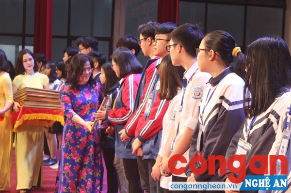 Bà Nguyễn Thị Kim Chi, Giám đốc Sở GD & ĐT Nghệ An trao thưởng cho các dự án đạt giải Nhì