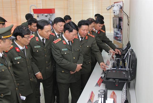 Thứ trưởng Bùi Văn Nam; Thứ trưởng Bùi Văn Thành cùng Đoàn công tác tham quan một số công cụ hỗ trợ phục vụ trong công tác chiến đấu, bảo đảm an ninh, an toàn của lực lượng Công an nhân dân.