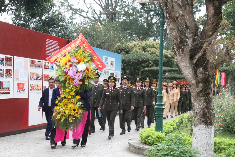 Đoàn đại biểu dâng hoa tại Khu di tích Kim Liên, Nam Đàn