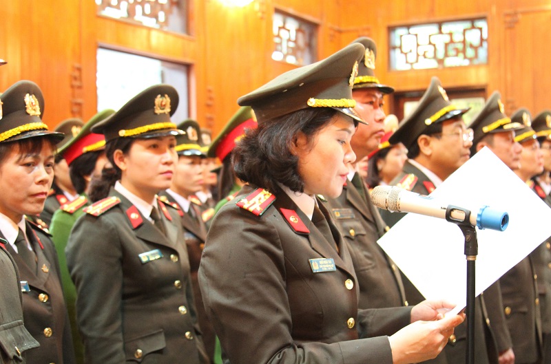 Đại tá Ngô Hoài Thu thay mặt hơn 45 nghìn phụ nữ CAND báo công lên Bác