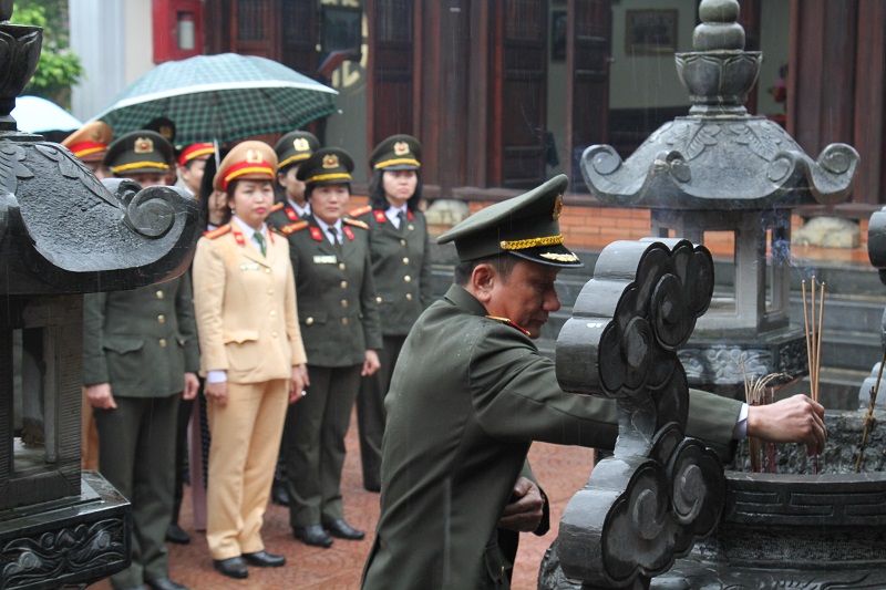 Thiếu tướng Nguyễn Quang Chữ dâng hương tại khu lưu niệm Cố bộ trưởng Trần Quốc Hoàn