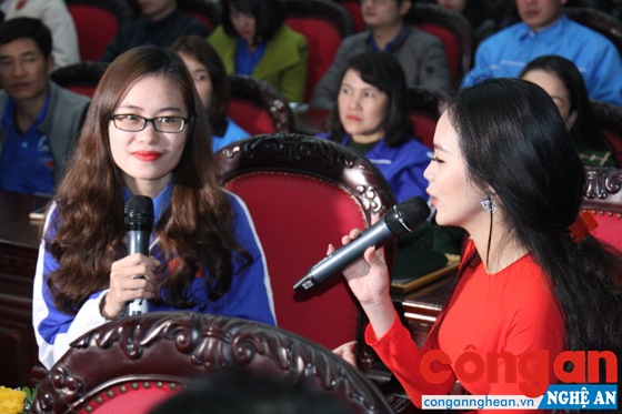 Sinh viên Phan Thị Quỳnh Trang tại buổi lễ vinh danh “Đảng viên trẻ tiêu biểu” do Tỉnh đoàn tổ chức vào tháng 2/2018