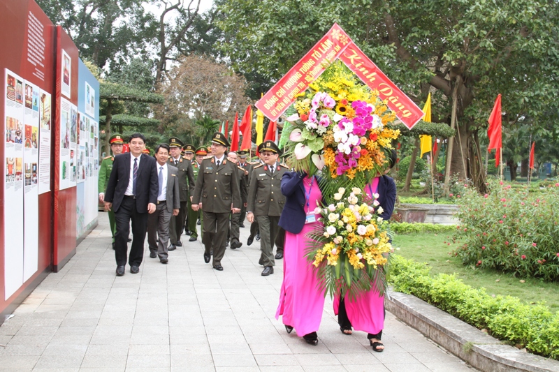 Đoàn Công tác Bộ Công an dâng hoa tại Khu di tích Kim Liên