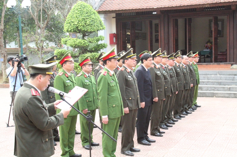 Cùng ngày, Đoàn Công tác Bộ Công an dâng hoa, dâng hương tại Nhà tưởng niệm cố Bộ trưởng Bộ Công an Trần Quốc Hoàn.