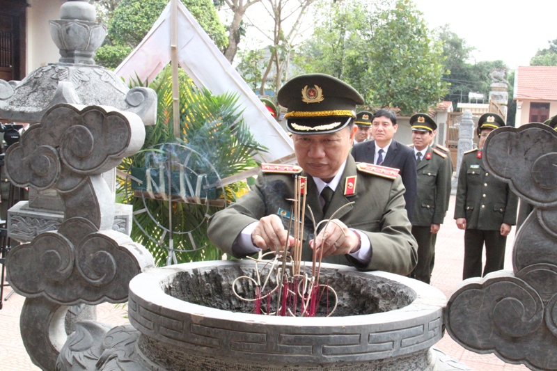 Bộ trưởng Tô Lâm dâng hương tại Nhà tưởng niệm đồng chí Trần Quốc Hoàn.