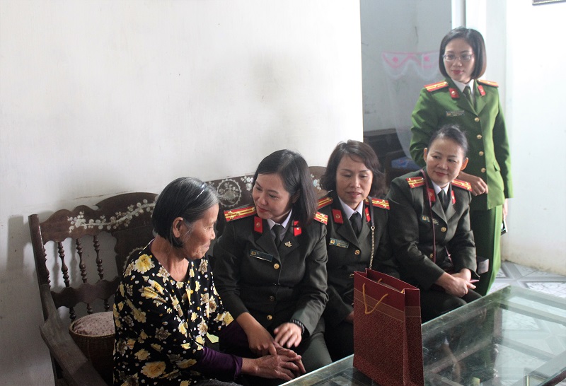 Đoàn đại biểu thăm hỏi tặng quà cho thân nhân liệt sĩ Nguyễn Đức Dư