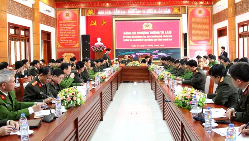 Đại tá Nguyễn Hữu Cầu, Giám đốc Công an tỉnh Nghệ An báo cáo tình hình liên quan đến ANTT trên địa bàn Nghệ An trong thời gian qua.