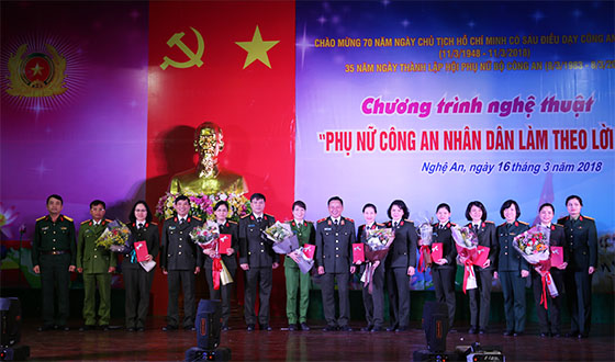 Các đồng chí lãnh đạo chụp ảnh lưu niệm với đại diện Hội phụ nữ.