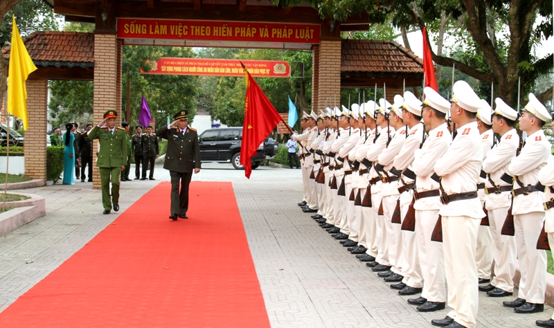 Đồng chí Thượng tướng, GS.TS Tô Lâm, Ủy viên Bộ Chính trị, Bộ trưởng Bộ Công an duyệt đội danh dự Trại giam số 6.