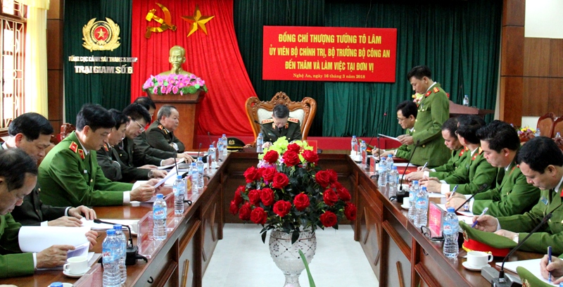Thiếu tá Trần Bá Toan, Giám thị Trại giam số 6 báo cáo trước Bộ trưởng Tô Lâm và đoàn Công tác Bộ Công an về kết quả đạt được của đơn vị trong năm 2017 và những tháng đầu năm 2018.