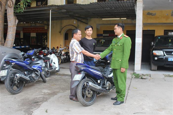 Đội Cảnh sát Trật tự trao trả xe máy cho gia đình anh Nguyễn Thừa Long