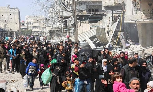 Người dân Syria sơ tán qua hành lang nhân đạo tại Đông Ghouta. Ảnh: The Guardian.