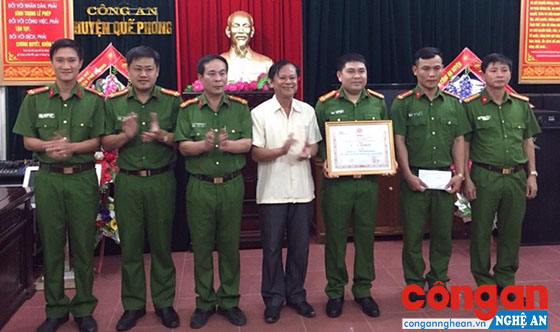 Lãnh đạo Huyện ủy, UBND huyện Quế Phong chúc mừng Ban chuyên án