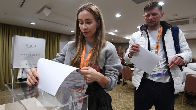 Trong số 97.000 điểm bỏ phiếu sẽ có 400 điểm mở tại đại sứ quán, lãnh sứ quán Nga ở nước ngoài để phục vụ kiều bào. Điểm bỏ phiếu tại Moscow cũng đã chính thức mở cửa (12 giờ trưa theo giờ Việt Nam).