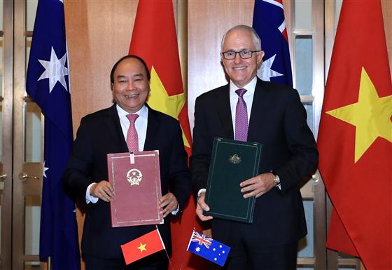 Thủ tướng Nguyễn Xuân Phúc và Thủ tướng Australia Malcoln Turnbull ký Tuyên bố chung về thiết lập Đối tác chiến lược giữa hai nước. Ảnh: VGP