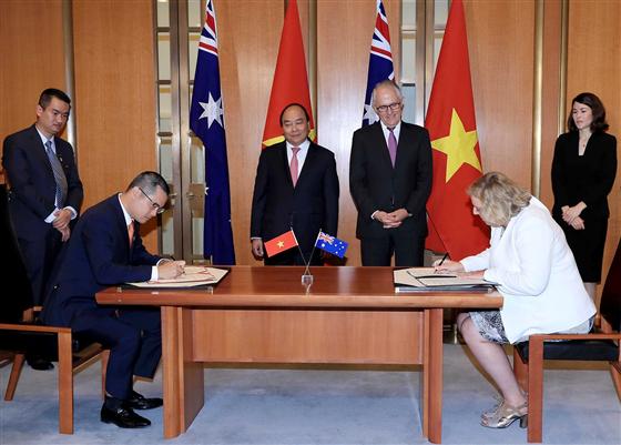 Thủ tướng Việt Nam và Australia chứng kiến lễ ký kết các văn kiện hợp tác giữa hai nước. Ảnh: VGP
