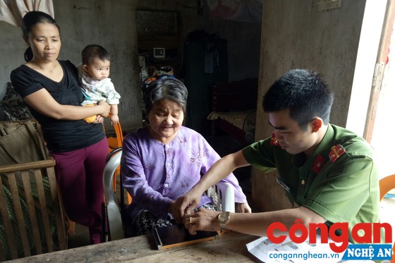 CBCS Công an TX Thái Hòa làm thủ tục cấp đổi CMND tại nhà cho người già không có khả năng đi lại