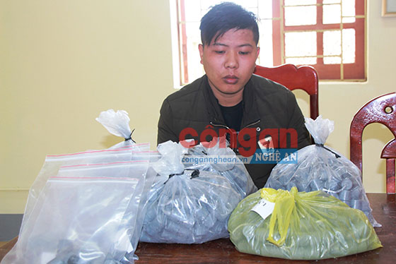 Đối tượng mua bán pháo nổ trái phép cùng tang vật bị Công an huyện Hưng Nguyên bắt giữ