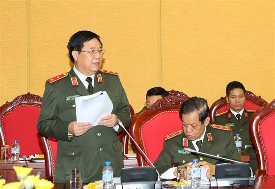 Trung tướng Nguyễn Ngọc Anh, Cục trưởng Cục Pháp chế và cải cách hành chính, tư pháp phát biểu tại phiên họp.