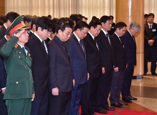 Đoàn đại biểu Chính phủ do Phó Thủ tướng Vương Đình Huệ dẫn đầu viếng nguyên Thủ tướng Phan Văn Khải. Ảnh: VGP/Nhật Bắc