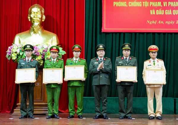 Đại tá Nguyễn Hữu Cầu trao Bằng khen của UBND tỉnh cho 5 tập thể