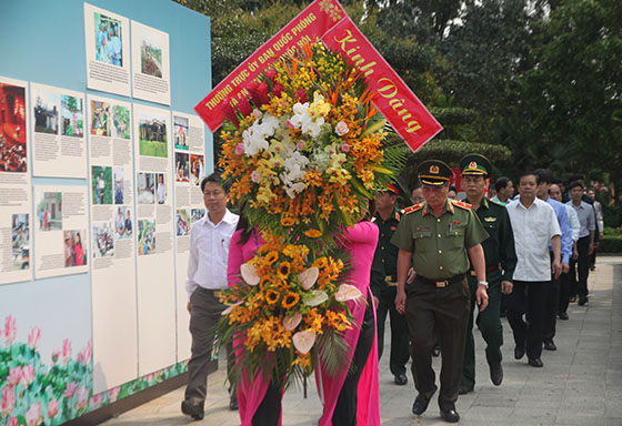 Đoàn công tác dâng hoa tại khu di tích Kim Liên