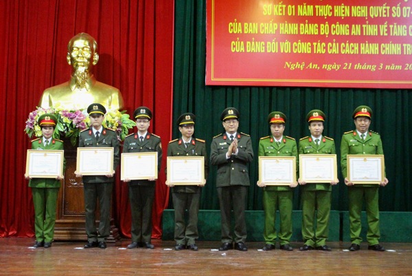 Thừa ủy quyền, đồng chí Đại tá Nguyễn Hữu Cầu, Giám đốc Công an tỉnh trao Bằng khen của UBND tỉnh cho các tập thể, cá nhân.