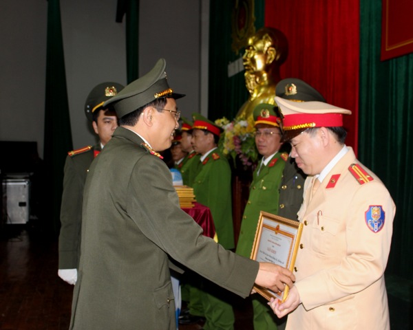 Đồng chí Đại tá Hồ Văn Tứ, Phó Giám đốc Công an tỉnh tặng Giấy khen của Giám đốc Công an tỉnh cho các cá nhân có thành tích xuất sắc.