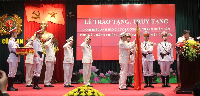 Ngày 31/01/2018, đại diện lãnh đạo đơn vị đã vinh dự đón nhận danh hiệu Anh hùng LLVTND tại Hội trường của Bộ Công an ở Thủ đô Hà Nội.