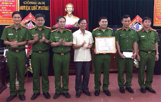 Lãnh đạo Huyện ủy, UBND huyện Quế Phong trao thưởng cho Ban chuyên án