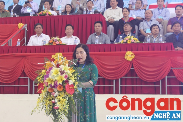 Bà Nguyễn Thị Kim Chi, Giám đốc Sở GD & ĐT Nghệ An phát biểu khai mạc Hội khỏe Phù Đổng lần thứ 18