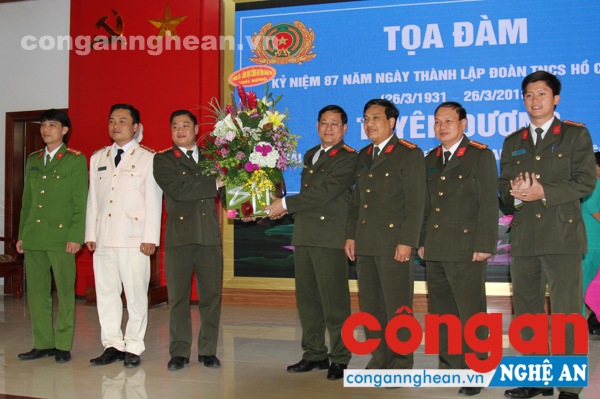 BTV Đảng ủy, Lãnh đạo Công an tỉnh tặng lẵng hoa chúc mừng Đoàn Thanh niên nhân kỷ niệm 87 năm Ngày thành lập Đoàn TNCS Hồ Chí Minh