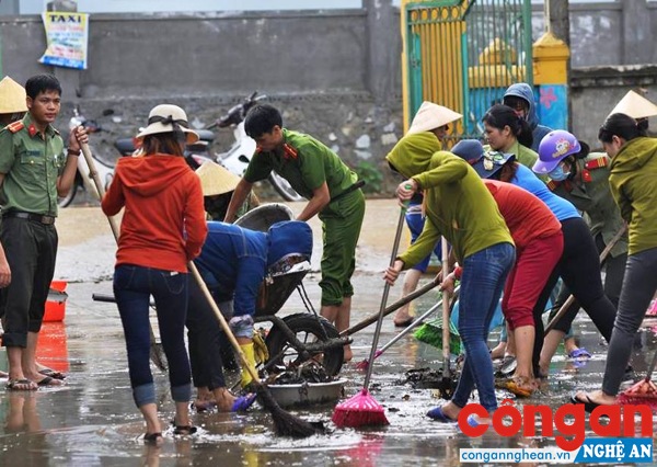  Đoàn viên, thanh niên Chi đoàn Công an huyện Nam Đàn giúp dân khắc phục hậu quả sau bão số 10 tại xã Nam Lộc