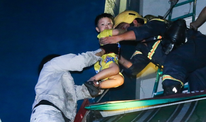 Lực lượng cứu hộ nhanh chống giương nhiều xe thang triển khai đưangười dân bị mắc kẹt xuống.
