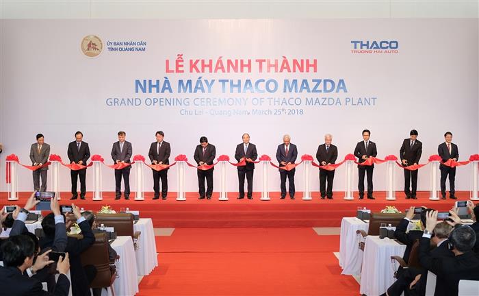 Thủ tướng và các đại biểu cắt băng khánh thành Nhà máy sản xuất ô tô Thaco Mazda. 
