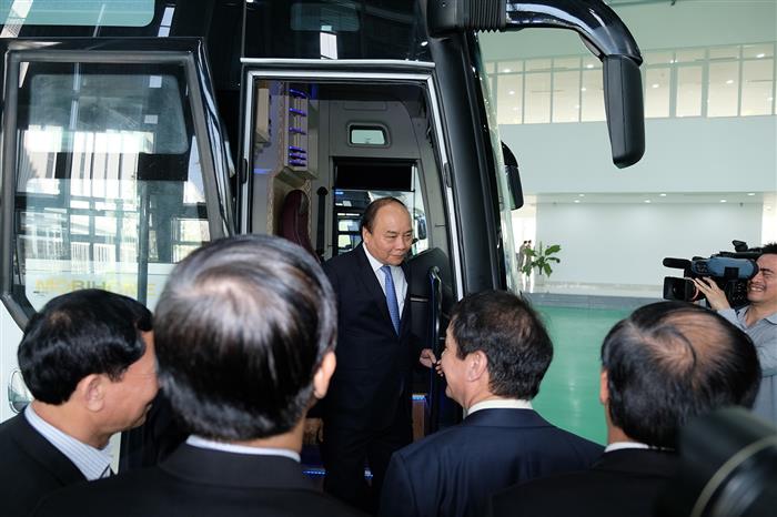 Thủ tướng tham quan sản phẩm của Thaco Bus. 