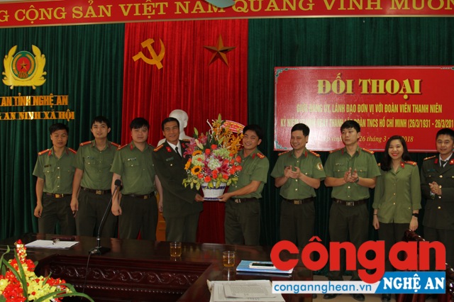 Đồng chí Đại tá Phan Đình Sửu thay mặt cấp ủy, lãnh đạo đơn vị tặng hoa chúc mừng Chi đoàn nhân kỷ niệm 87 năm thành lập Đoàn TNCS Hồ Chí Minh