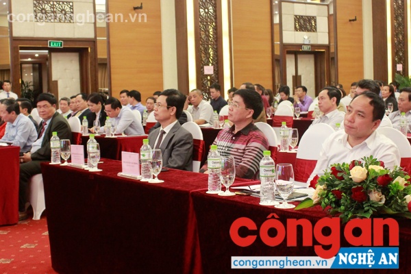 Đại biểu lãnh đạo tỉnh, các sở, ngành và các doanh nghiệp tham dự đại hội