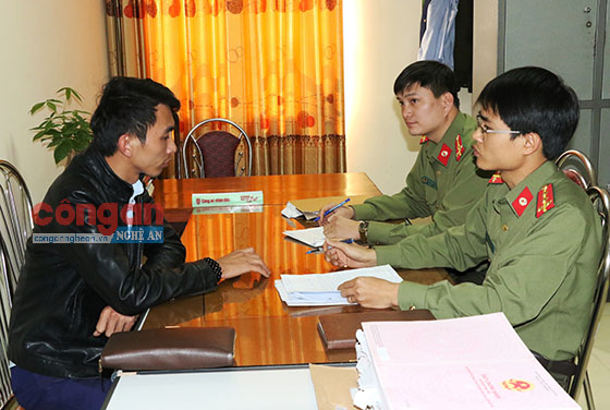  Cán bộ Phòng An ninh kinh tế Công an tỉnh Hà Tĩnh làm việc với đối tượng Lê Văn Phú