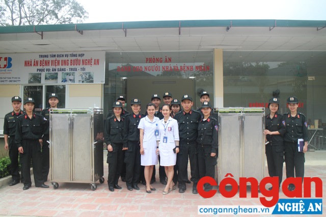 Chi đoàn CSCĐ chụp ảnh lưu niệm với các bác sĩ, bệnh nhân tại Bệnh viện ung bướu Nghệ An
