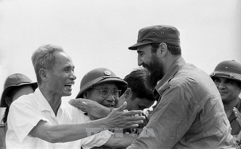 Thủ tướng Phạm Văn Đồng đón Thủ tướng Fidel Castro sang thăm chính thức Việt Nam, ngày 15/9/1973. Ảnh: Tư liệu TTXVN
