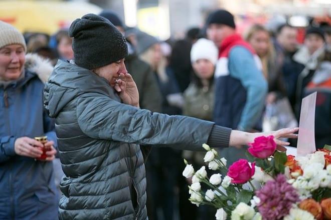 Trong những ngày qua, trên khắp nước Nga đã xuất hiện hàng chục khu tưởng niệm, để người dân có thể tới bày tỏ thương tiếc với những nạn nhân xấu số.
