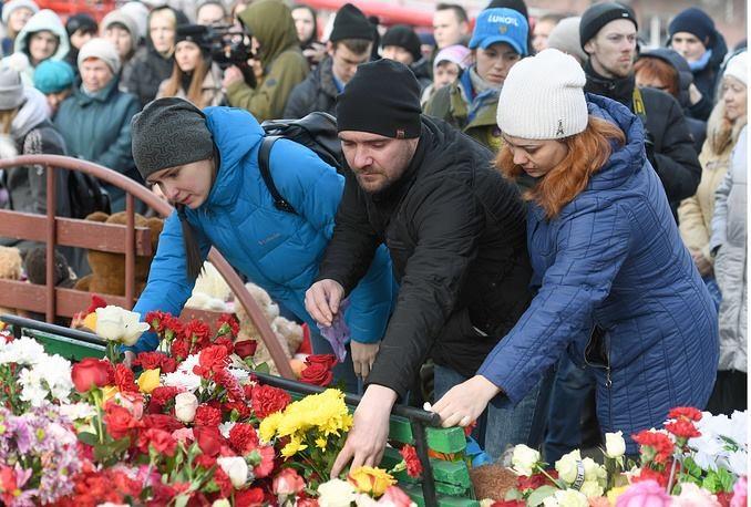 Hoa, nến và đồ chơi là những đồ vật người ta mang tới để cầu nguyện cho sinh linh những nạn nhân của vụ cháy. Theo Sputnik, đây là vụ hoả hoạn nghiêm trọng nhất lịch sử Nga hiện đại.