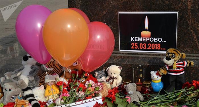 Nến, hoa, bóng bay, cùng rất nhiều đồ chơi đã được mang đến một khu tưởng niệm đặt tại thành phố Vladivostok.