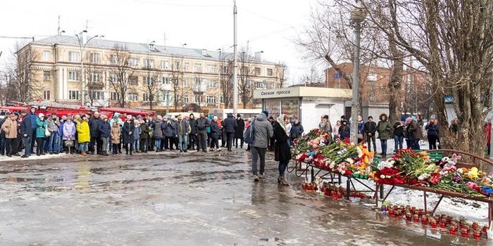 Người dân Nga xếp hàng dài trước một khu tưởng niệm, kiên nhẫn chờ đến lượt bước vào đặt hoa, nến để tưởng niệm các nạn nhân.