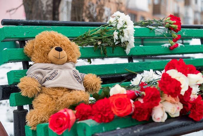 Một chú gấu cùng những bông hoa hồng đỏ tại khu tưởng niệm nạn nhân đặt tại thủ đô Moscow. Giới chức Nga hiện đang tiến hành điều tra nguyên nhân vụ việc theo hướng một vụ án hình sự.